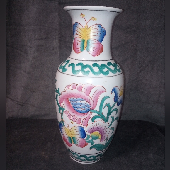 Vintage Chinoiserie Floral & Butterflies Ceramic Vase w Pink Green Accents EUC - Picture 3 of 11